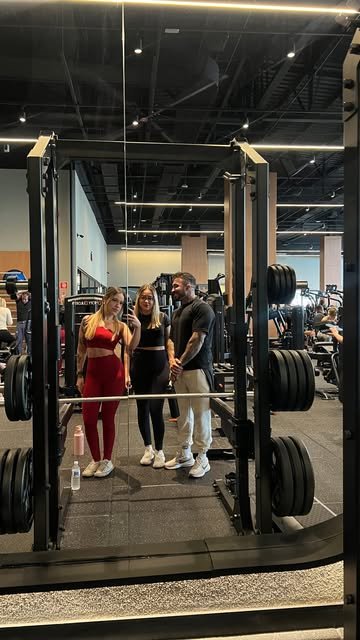 Amanda Dias treinando na academia